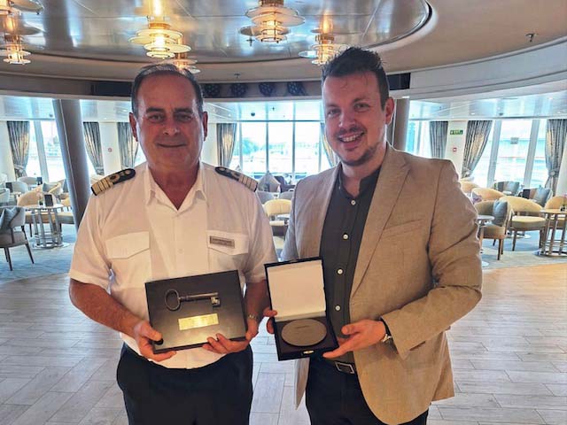 Key and Plaque ceremonie Silver Shadow tijdens Maiden Call Rotterdam